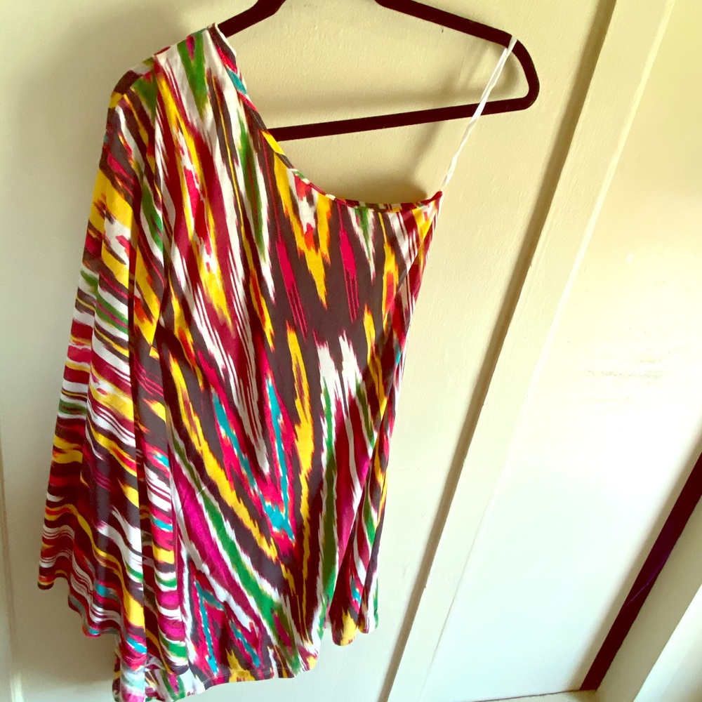 This dress was never worn. It’s machine washable.